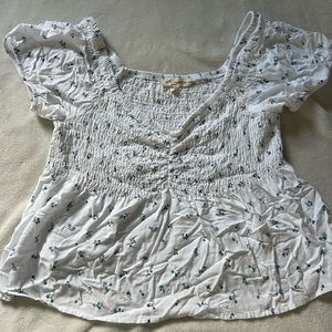 Floral blouse size M. So cute for summer☀️🌼